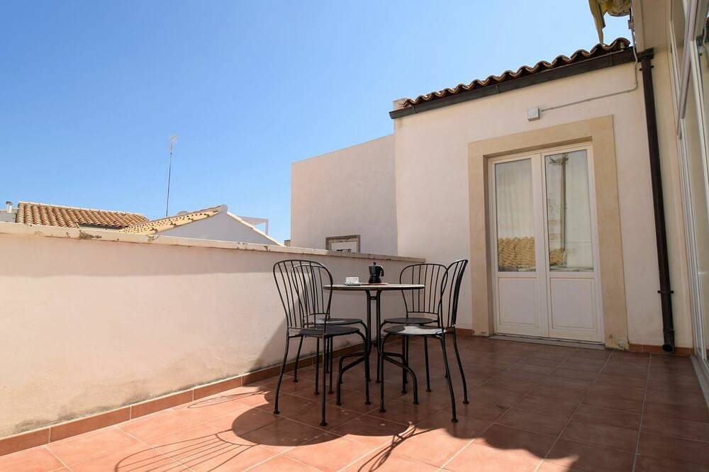 Apartamento entero, Bonito apartamento para 4 personas con A/C, Wifi, Tv, terraza, mascotas permitida y aparcamiento in Siracusa, Provincia de Siracusa