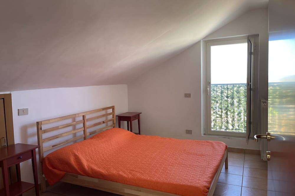 Entire apartment, The Nest: Cozy attic room in quiet area in San Giacomo degli Schiavoni, Campobasso Province