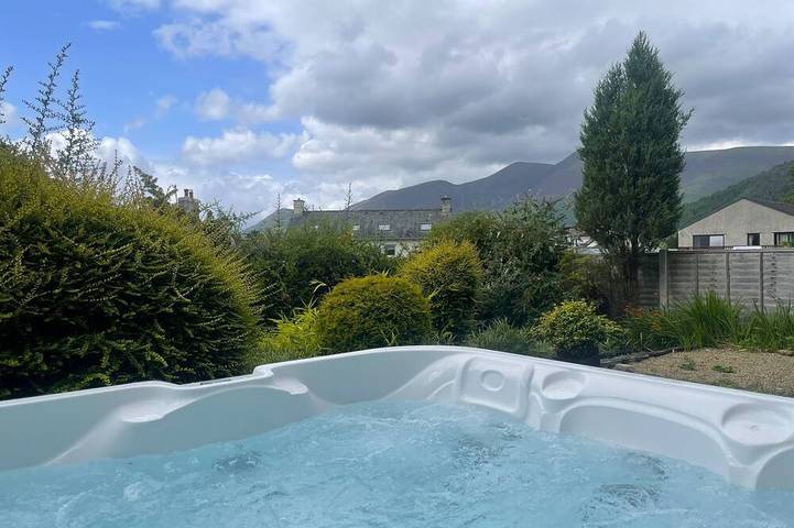 Holiday rental for 4 people, with terrace and hot tub as well as garden in Keswick
