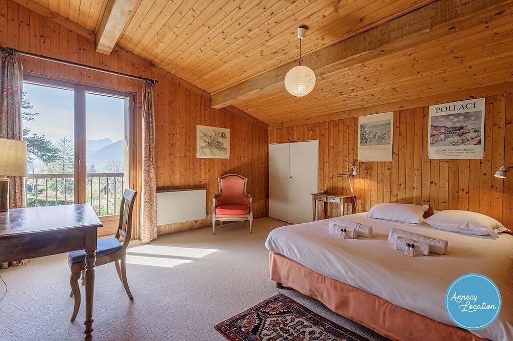 La Maison du Lac – Charming Rustic Home. in Veyrier-du-Lac, Annecy region