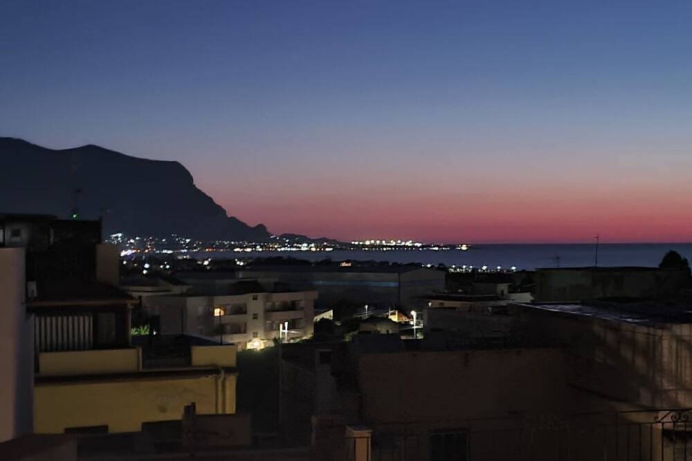 Apartamento entero, New house with terraces near sea, metro airport, sea view, Wi-Fi  in Capaci, Provincia de Palermo