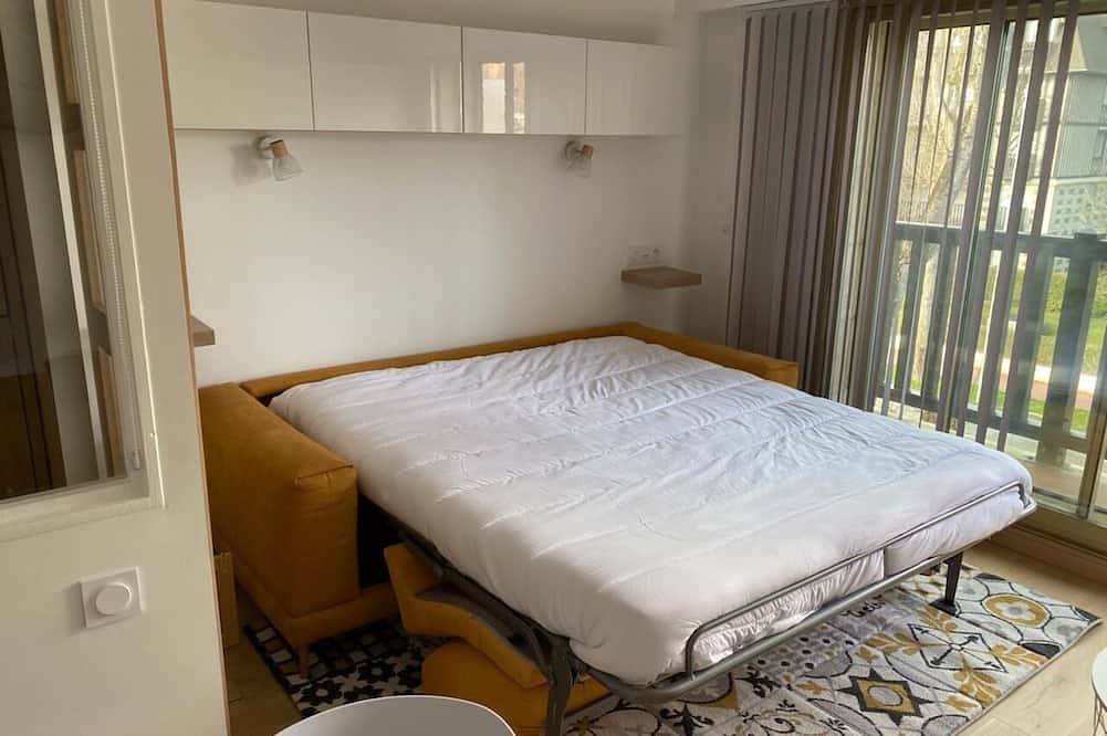 Entire apartment, Great sea view studio in Deauville, Lisieux region