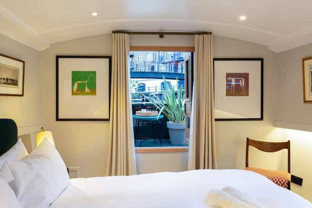 Luxurious houseboat in London in Tower Hamlets, London