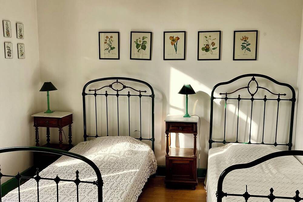 Former French railway station with private swimming pool and Wifi in Rubio, Región de Bellac