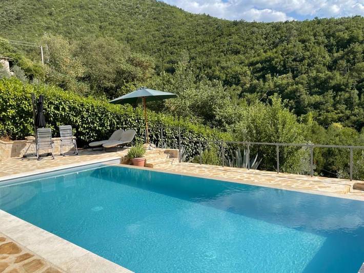 Casa vacanza per 4 persone, con piscina e panorama nonché giardino in Scheggino