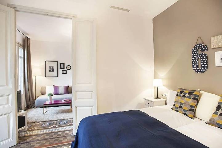 Appartement entier, Walk to Gaudi's Buildings - \"Vala\" High Ceilings - Free Luggage Storage Service. in Barcelona Centre, Barcelone