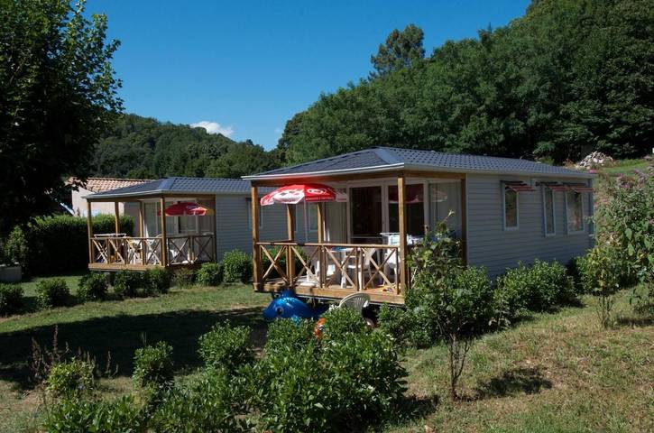 Camping pour 4 personnes, avec jardin ainsi que vue et piscine