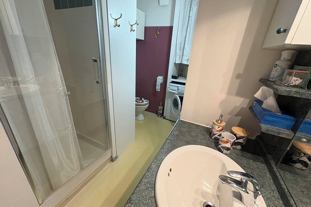 Appartement entier, 400 mètres des thermes, joli studio au calme avec balcon sans vis à vis. in Eugénie-les-Bains, Landes