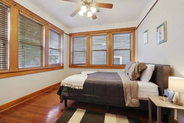 Vacation rental for 6 people, with yard in Uptown