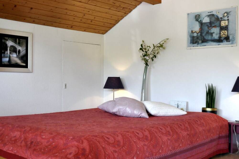 Ganze Wohnung, Ferienwohnung mit Balkon und herrlichem Ausblick.\nsonnige, ruhige Ortsrandlage in Gomadingen, Neckar-Alb