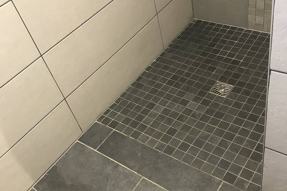 Cómoda casa de campo con hermosa terraza en auténticos terrenos cerrados in Labeaume, Ardèche