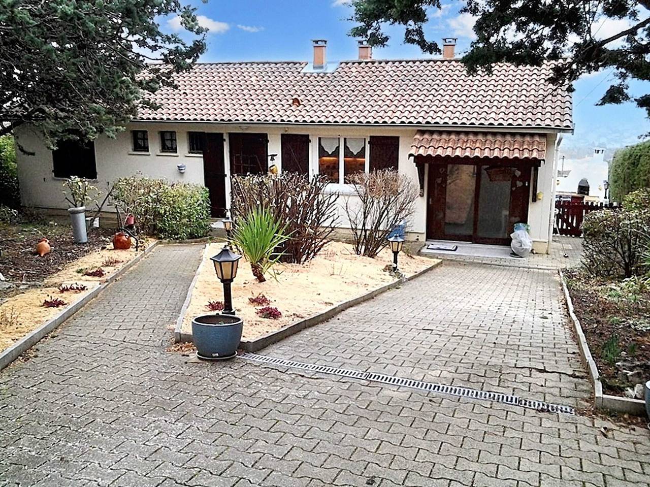 Casa tranquila en Veyras con piscina privada y vista a la montaña in Veyras, Parc naturel régional des Monts d'Ardèche