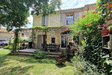 Gîte pour 8 personnes, avec terrasse et jardin à Lédenon