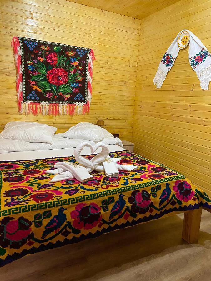 Gîte pour 3 personnes, avec vue sur le lac et jardin ainsi que piscine et vue, adapté aux familles dans Breb - 2