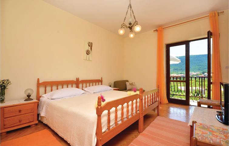 Ganze Ferienwohnung, Gemütliche Ferienwohnung mit Terrasse und Parkplatz, 2,5 km vom Strand entfernt in Jelsa, Hvar