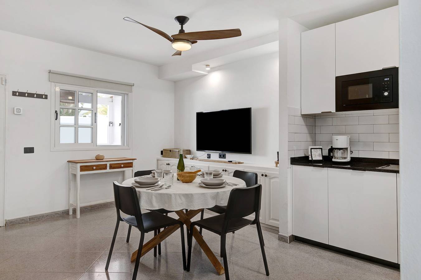 Apartamento entero, Apartamento de vacaciones 'Casa Albazul' con terraza privada y Wi-Fi in Playa Honda, San Bartolomé
