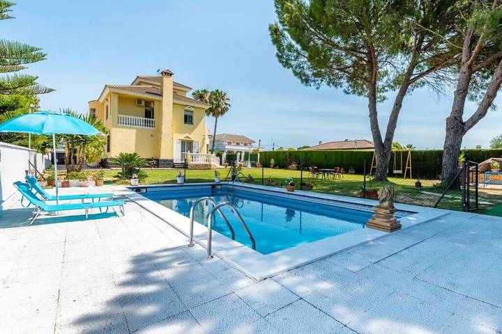 Casa rural para 10 personas, con Balcón y Terraza además de Jardín y Piscina en Tomares