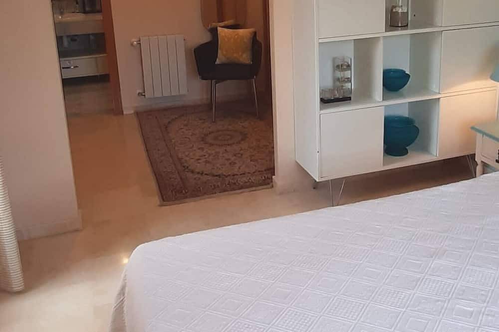 Spacious townhouse in Alicante close to sea and golf with shared sparkling pool. in El Barrio, San Juan Playa