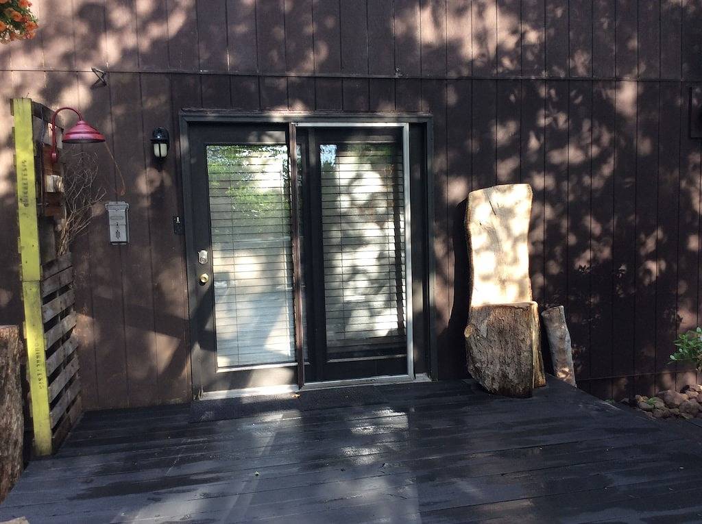 Ein warmes, entspannendes Paar, das sich mit allem Komfort wie zu Hause zurückzieht. in Niagara County