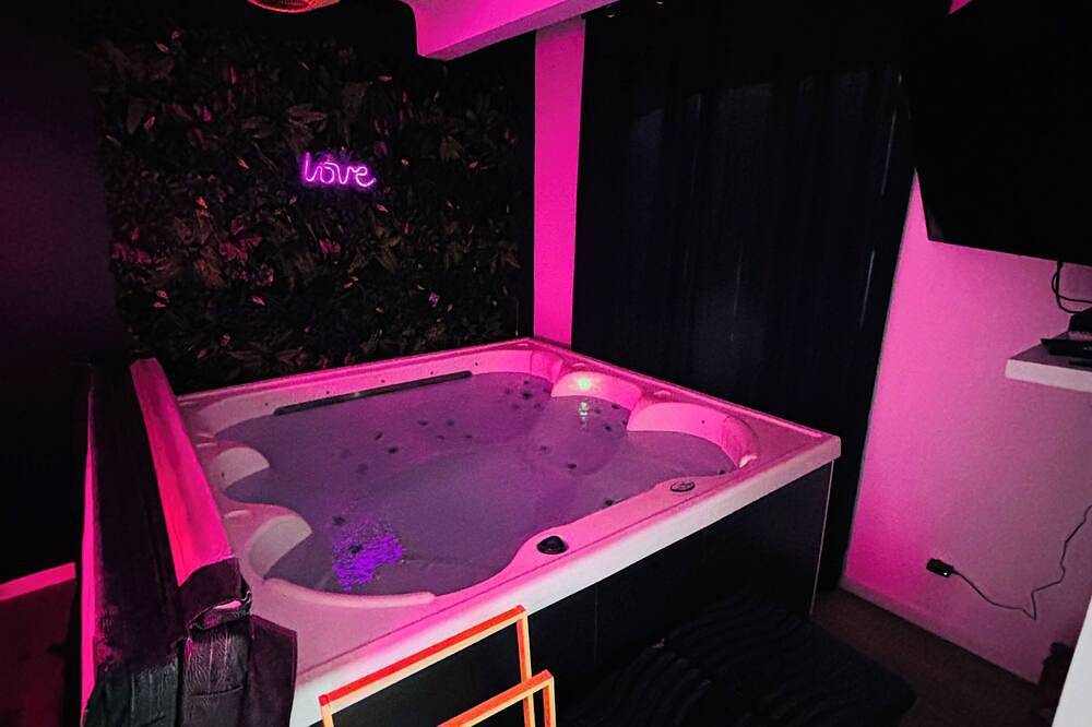 Townhouse with jacuzzi, sauna and massage chair in Piolenc, Vaucluse
