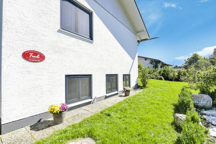 Ganze Wohnung, Gemütliche Ferienwohnung Trudi mit großem Garten, Terrasse und Wlan; Parkplätze vorhanden, Haustiere erlaubt in Grabenstätt, Chiemsee