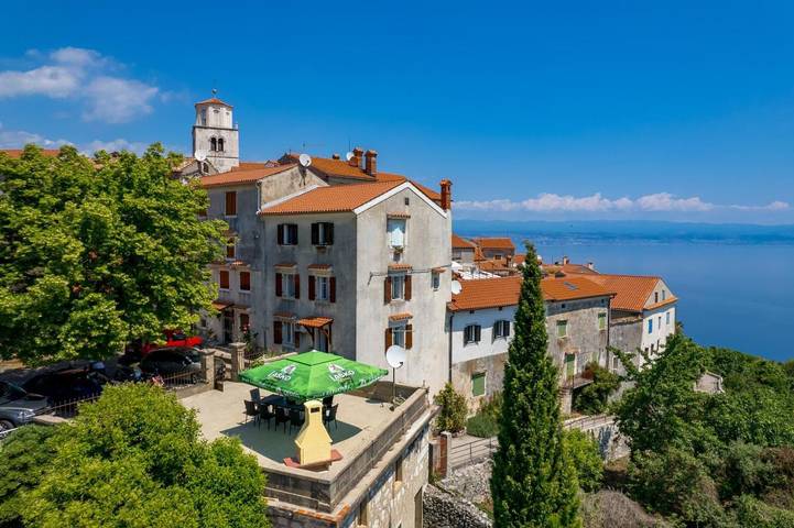 Ferienhaus für 8 Personen, mit Balkon und Terrasse sowie Ausblick in Mošćenice