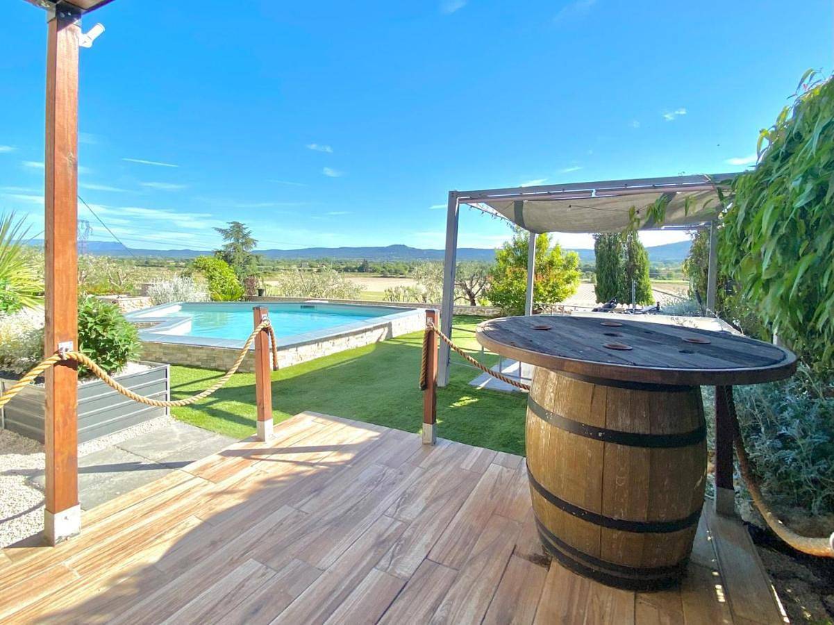 Double Room with Pool View in Villelaure, Parc naturel régional du Luberon