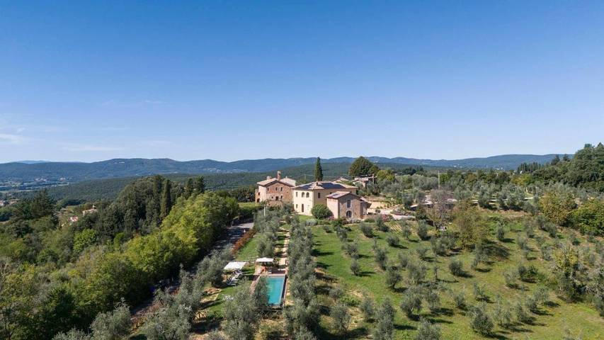 Casa rural para 14 personas, con vistas además de jardín y piscina en Siena