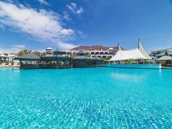 Hôtel pour 3 personnes, avec Balcon et Jacuzzi ainsi que Terrasse et Jardin