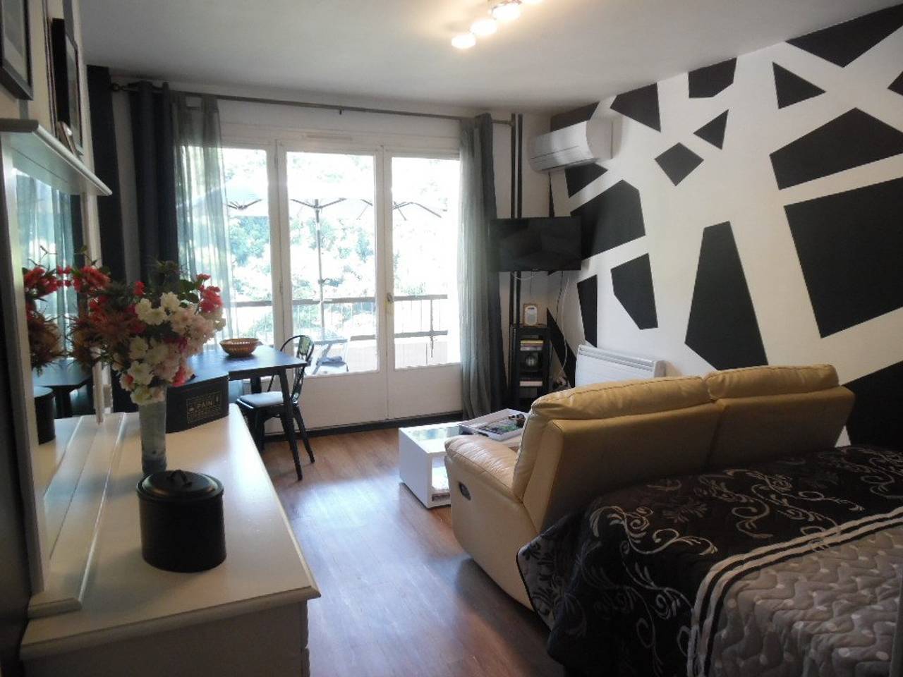 Studio entier, Studio confort avec balcon, clim, parking privé, à 50m des Thermes et 100m du centre, à Amélie-les-Bains in Amélie-les-Bains-Palalda, Région de Céret