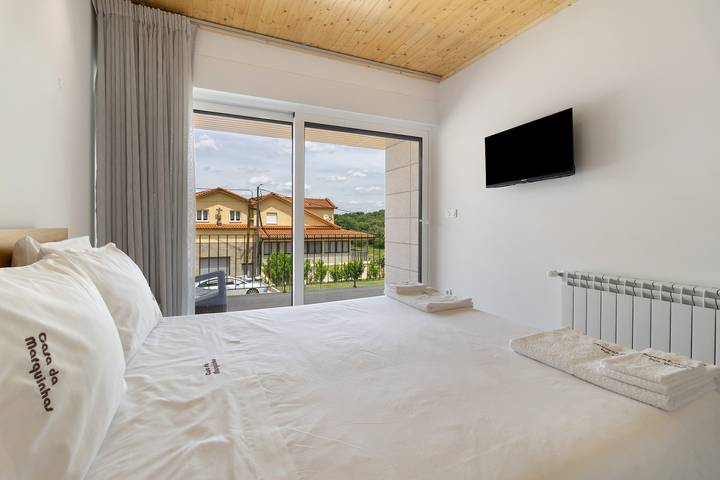 Holiday Bedroom 'Quarto Duplo Canhoteiros' with Mountain View, Wi-Fi and Air Conditioning in Tinhela e Alvarelhos, Vila Real Distrikt