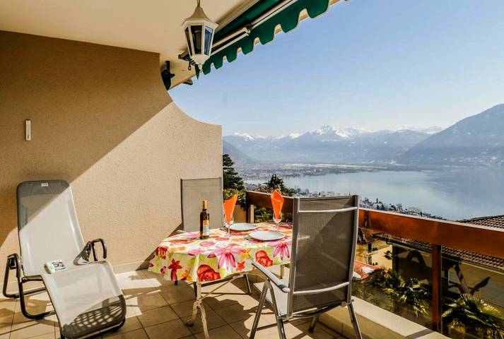 Ferienwohnung für 3 Personen, mit Balkon und Terrasse sowie Garten und Pool in Orselina