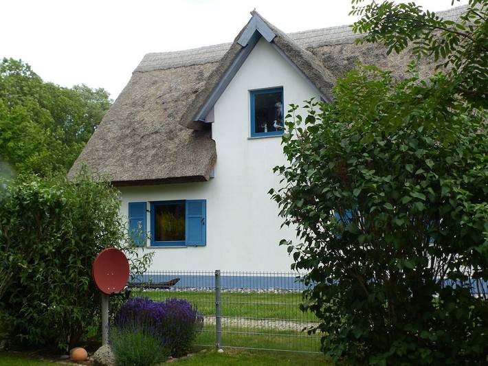Casa de vacaciones con techo de paja y vistas al faro. in Putgarten, Rügen