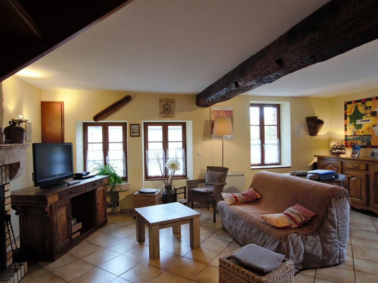 Familienhaus, 3 Zimmer, geschlossener Garten, nahe Chablis, Wifi, Haustiere erlaubt in Vézinnes, Region Avallon