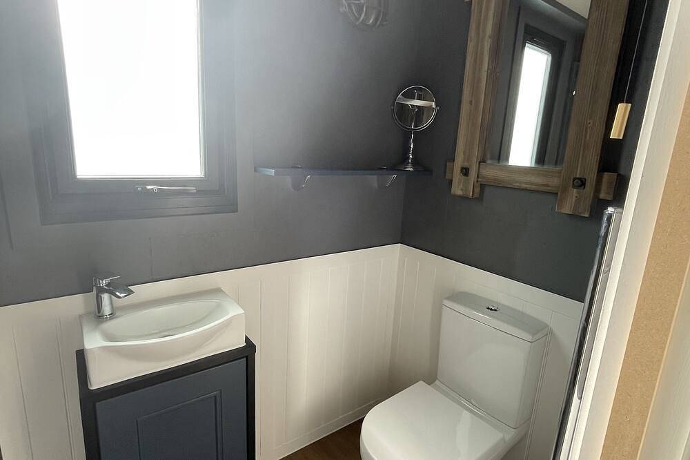 Luxury Shepherds hut overlooking stunning lake in Hillingdon (borough), Londen