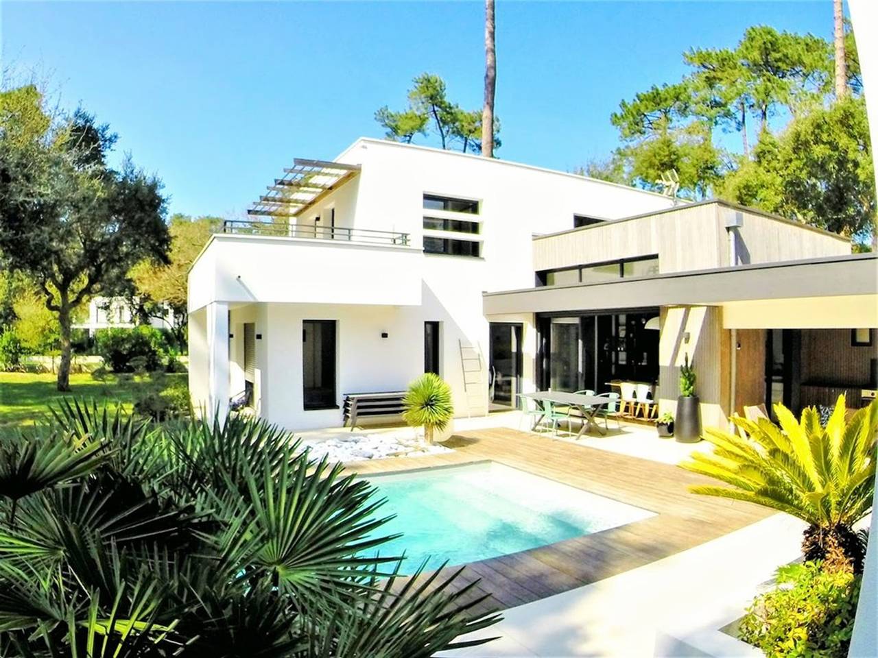 Villa d'Architecte avec Piscine Chauffée, Terrasse et Services Hôteliers à Soorts-Hossegor in Lac d'Hossegor, Hossegor