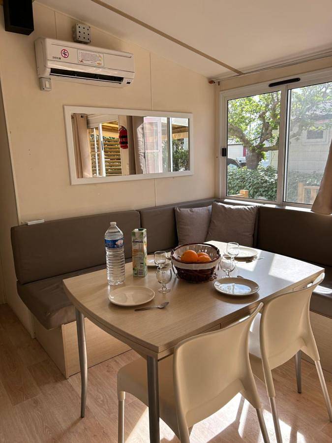 Camping pour 6 personnes, avec Terrasse ainsi que Bassin pour enfant et Piscine