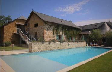Gîte pour 3 personnes, avec piscine ainsi que vue et terrasse à Lasseube