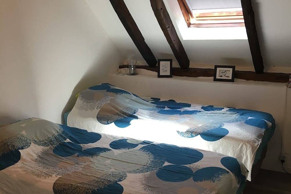 Charmante maison avec jardin et piscine au coeur du village médiéval in Berbiguières, Périgord Noir