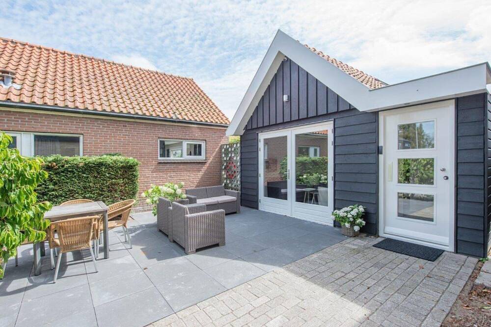 New, luxurious and fully furnished holiday home. Ideal for families or just 2 persons. Parking on site. 5min from beach, 1min from village center. in Groet, Noord-Holland - Nordseeküste