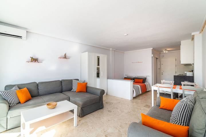 Entire studio, Studio Apartment in Marbella with Terrace, Shared Pool & Wi-Fi in Marbella East, Marbella