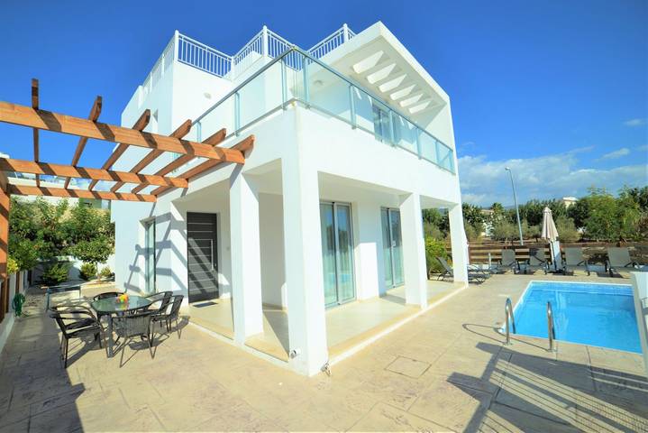 Casa de vacaciones para 6 personas, con Vistas al mar y Balcón además de Terraza y Jardín en Peyia