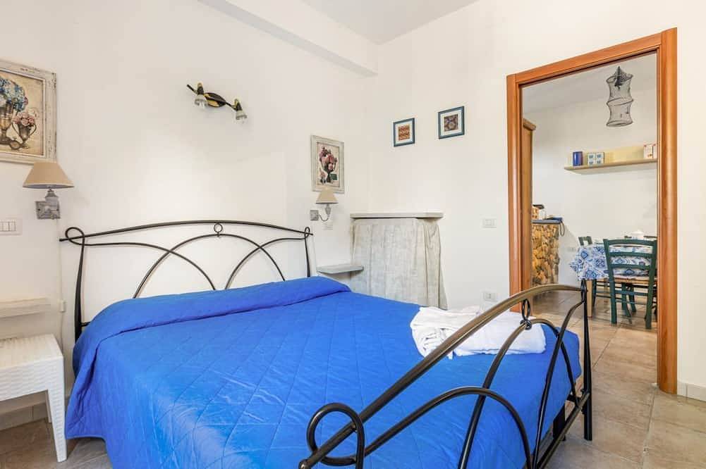 Ganze Wohnung, Guesthost - Cozy 70 sqm apartment with private parking space; accommodates up to 4 people plus camping cot on request.The courtyard is covered and privatewe are located in a renowned tourist resort on the Gulf of Cagliari.The accommodation consists of tw in Torre delle Stelle, Maracalagonis