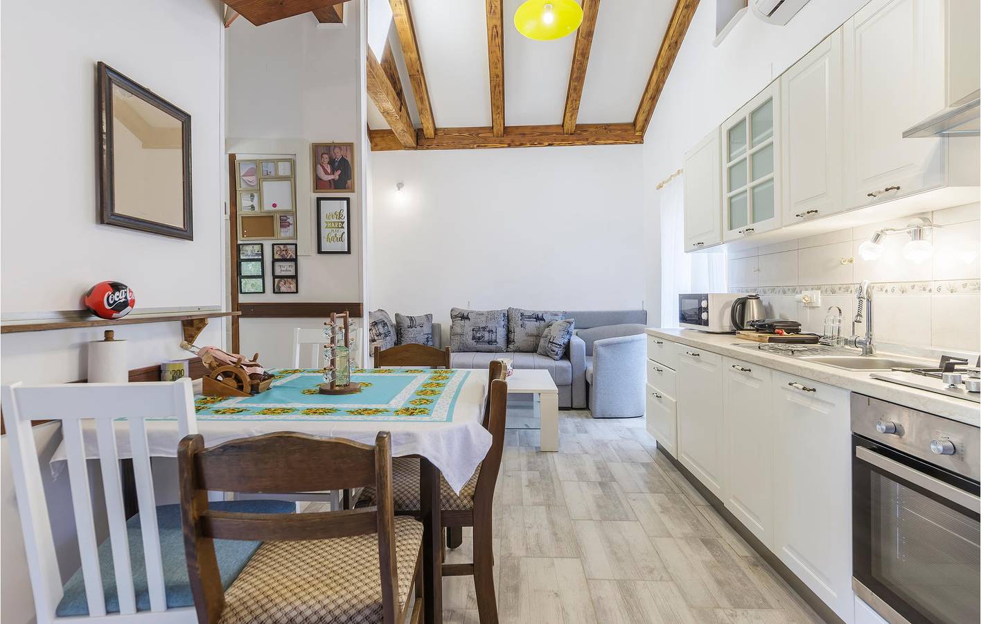 Ganze Ferienwohnung, Gemütliche Ferienwohnung in Zagorje: WLAN, Terrasse, in der Nähe der Küste und des Stadtzentrums in Kršan, Ostküste Istrien