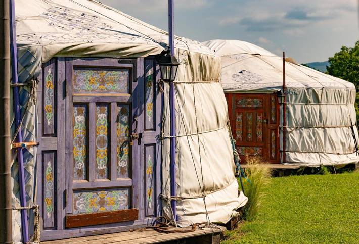 Glamping per 4 persone, con Terrazza e Giardino nonché Piscina e Panorama in Langhe