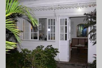 Gîte pour 5 personnes, avec jardin et vue dans Plage des Roches Noires
