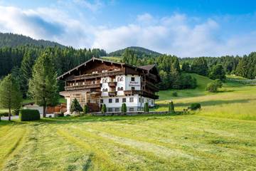 Pension pour 2 personnes, avec vue ainsi que jardin et balcon, adapté aux familles dans Tyrol