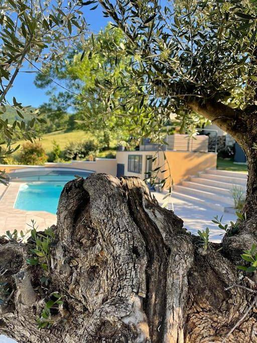 Location de vacances pour 4 personnes, avec piscine et vue ainsi que terrasse et jardin dans Sourcieux-les-Mines - 2