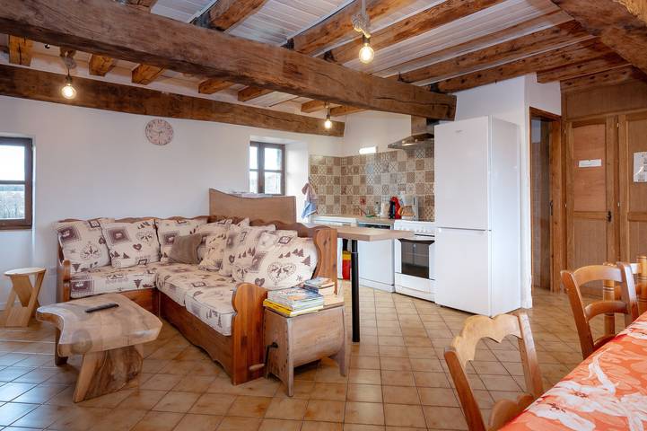 Apartamento entero, Apartamento 'Les Hirondelles' con vistas a la montaña, terraza y jardín privados in Saint-Genix-les-Villages, Chambéry region