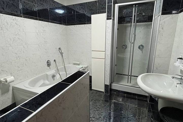 Double or Twin - Shared Bathroom and Private Parking in Loco in Potenza, Potenza Provinz